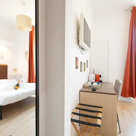 Bed & Breakfast Romerooms Cola Di Rienzo 4*