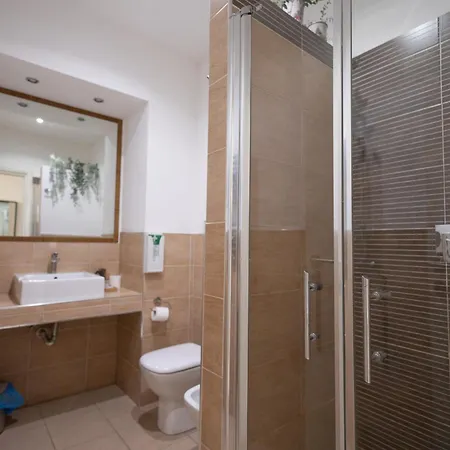 Romerooms Cola Di Rienzo Bed & Breakfast 2*
