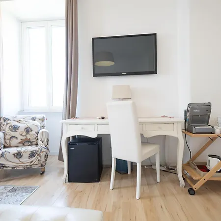 Romerooms Cola Di Rienzo Bed & Breakfast
