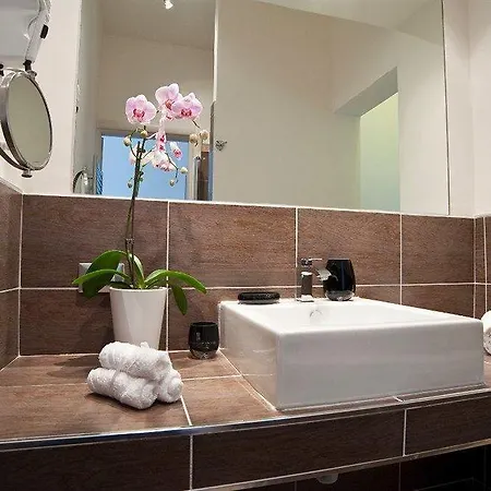 Bed & Breakfast Romerooms Cola Di Rienzo 4*